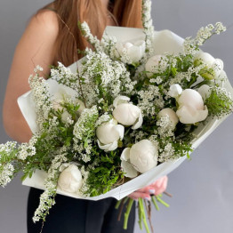 Пионы WHITE с веточками спиреи