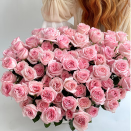 Пионовидные розы O'HARA (розовая) в корзине 