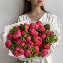 Пионы CORAL с веточками малины