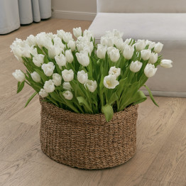 Тюльпаны белые в плетёной корзине